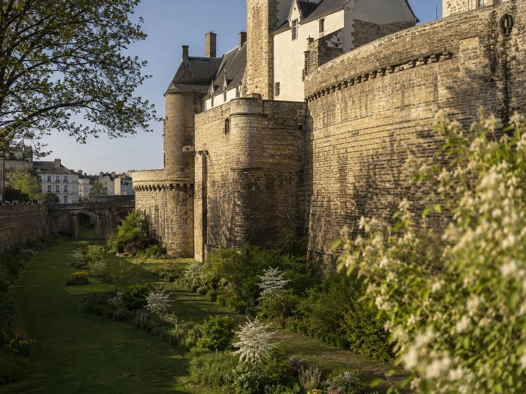 The free moat gardens below the curtain wall